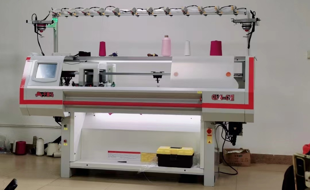 Varios procesos de hilado en la máquina de tejer cuello